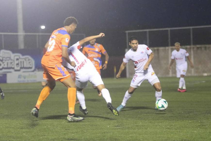 Olimpia y UPNFM fue más bonito en las gradas con su derroche de belleza y color