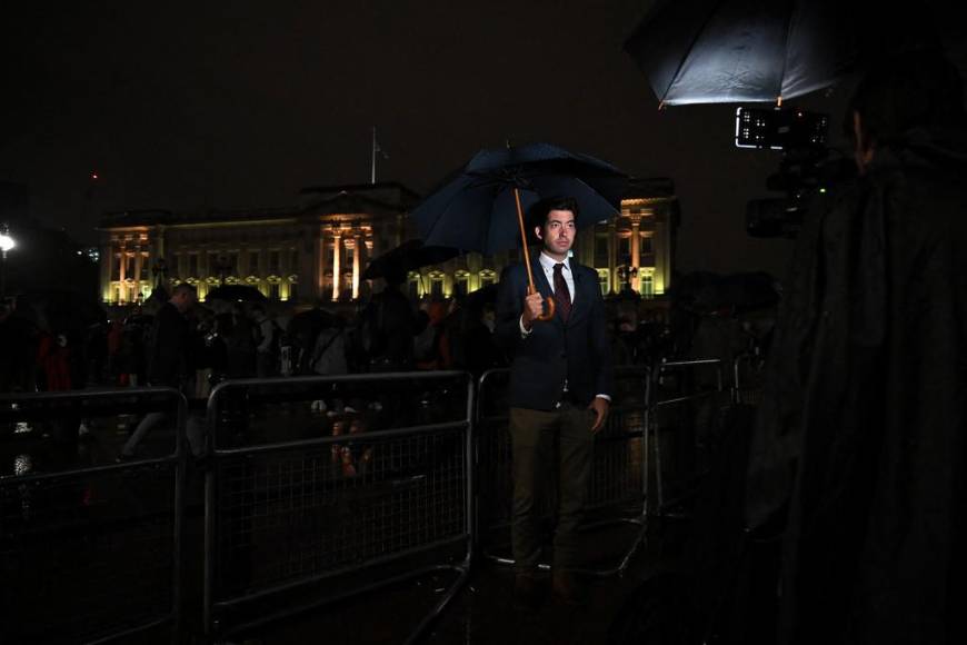 Lágrimas, silencio y el himno “God save the Queen” frente al palacio de Buckingham tras muerte de Isabel II