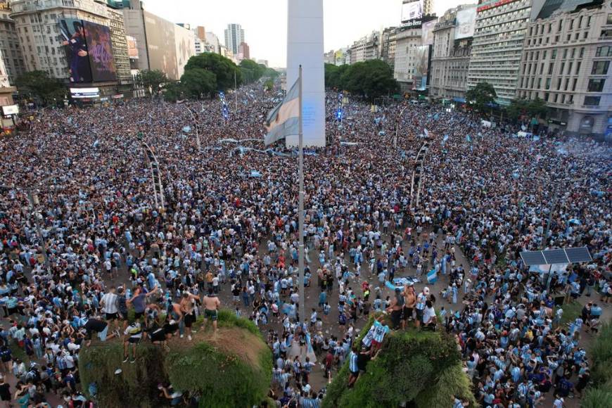 Impactantes imágenes de la celebración de los argentinos en Buenos Aires tras pase a la final del Mundial
