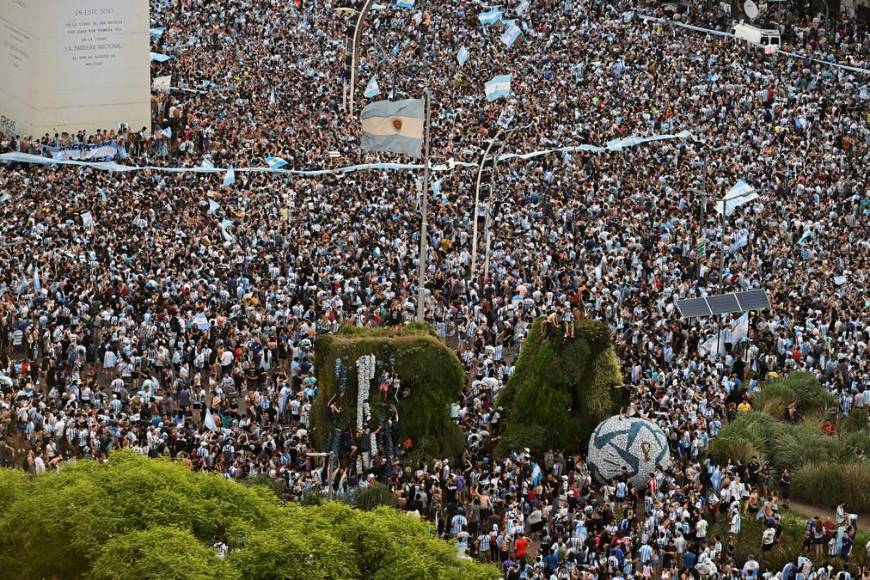 Impactantes imágenes de la celebración de los argentinos en Buenos Aires tras pase a la final del Mundial