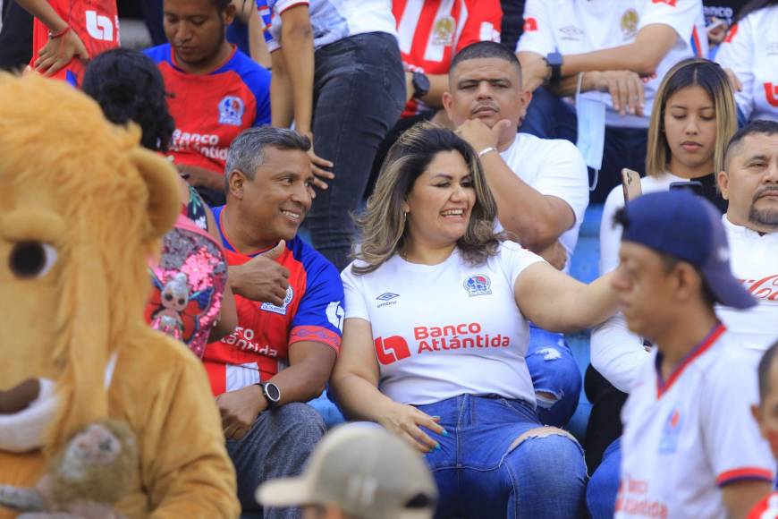 Bellas mujeres y un ambiente feroz: así la pasa la afición olimpista dentro del Olímpico