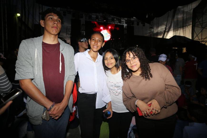 “CONXSION”, una noche de alabanza y adoración junto a Alex Zurdo y su banda