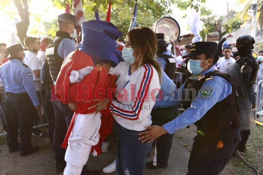 Fuertes medidas de seguridad se viven afuera del Morazán