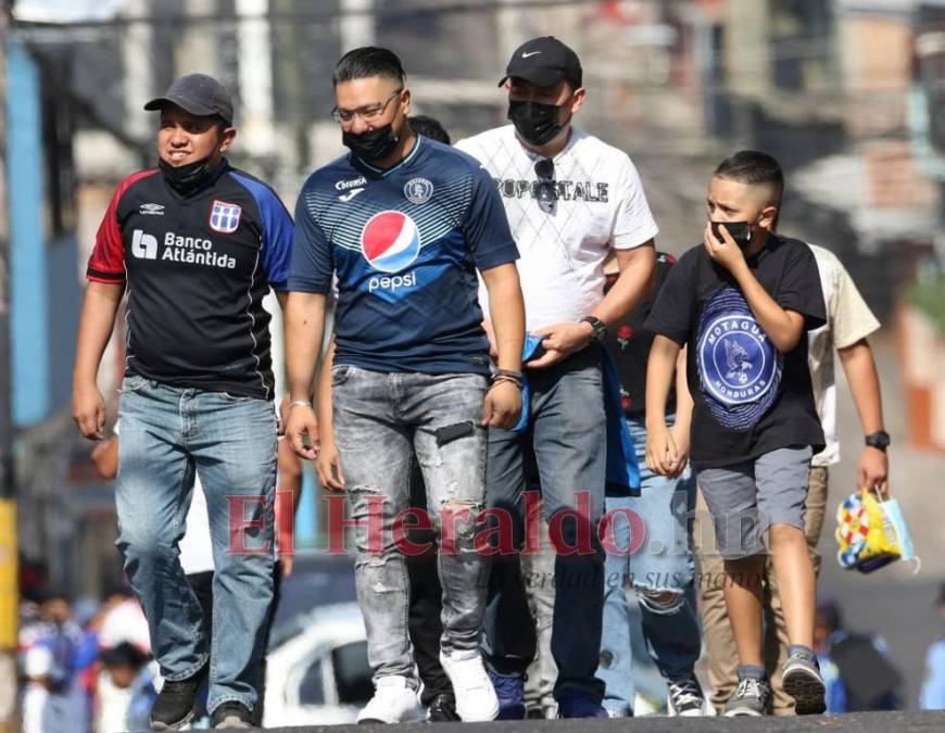 Capitalinos abarrotan el estadio Chelato Uclés para alentar el clásico Olimpia-Motagua