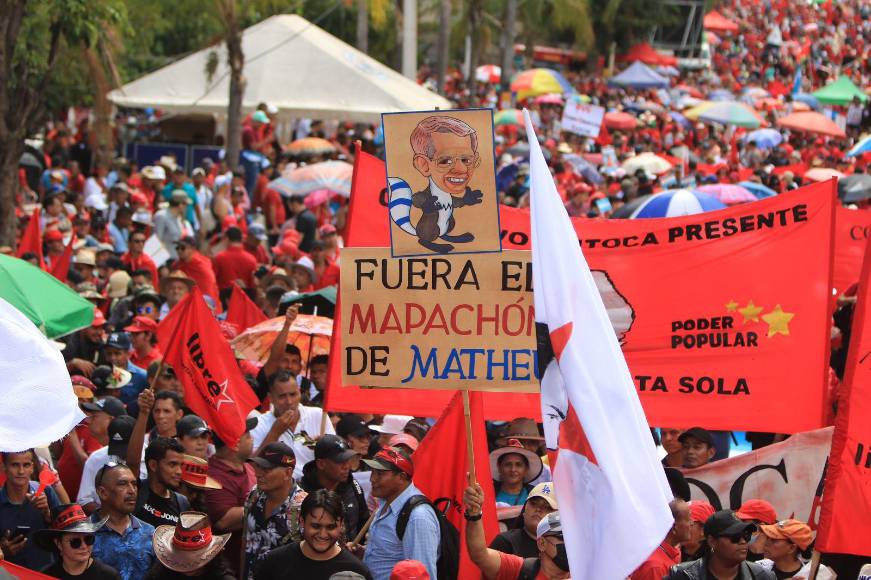 Simpatizantes de Libre llegan a Casa Presidencial para iniciar marcha