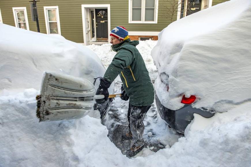 Suspensión de vuelos, caos en el transporte y fallas eléctricas: imágenes del ciclón bomba que azota este de EEUU