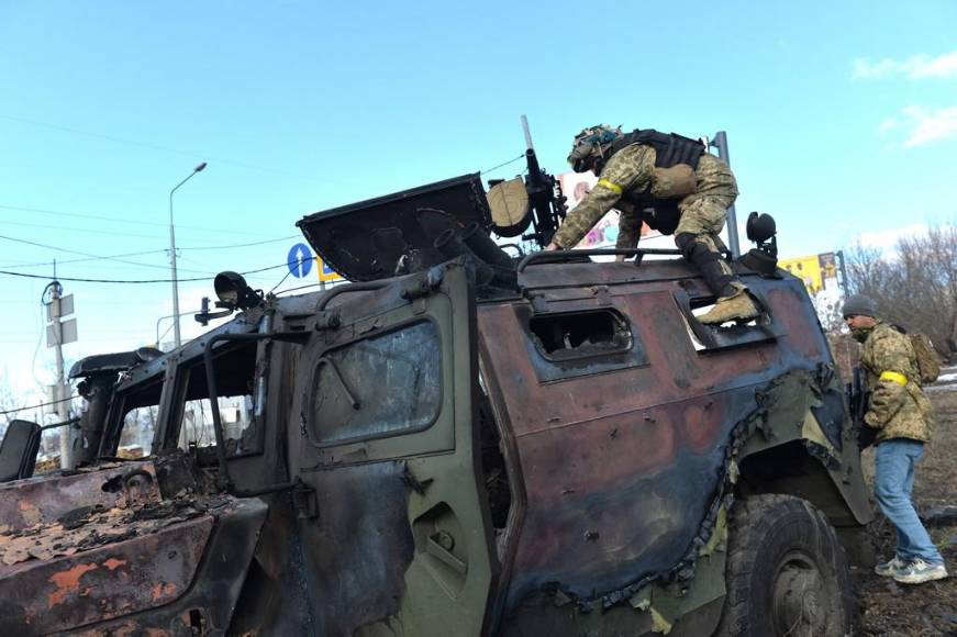 Puestos de control, inspecciones aleatorias y toque de queda: imágenes de la guerra en Ucrania