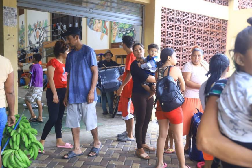 Fotos: Pobladores de la zona norte se protegen en albergues