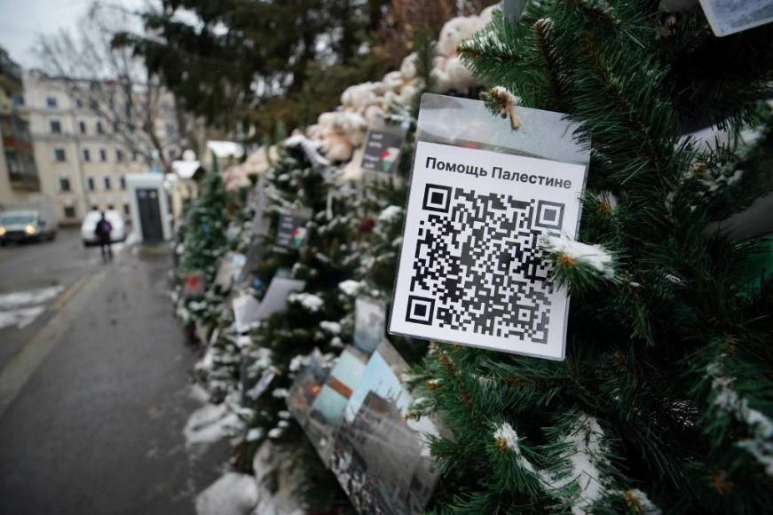 Códigos QR y Santas voladores: curiosas decoraciones en Navidad 2023