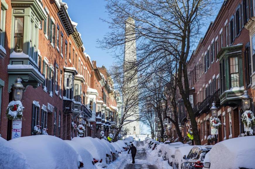 Suspensión de vuelos, caos en el transporte y fallas eléctricas: imágenes del ciclón bomba que azota este de EEUU