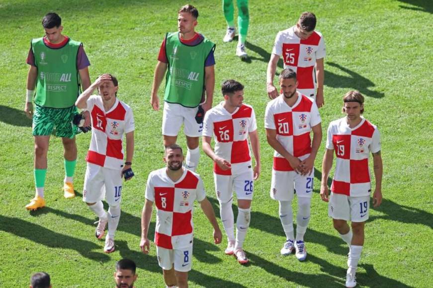 Luka Modric destrozado tras empatar ante Albania y la bella Ivana Knoll presente