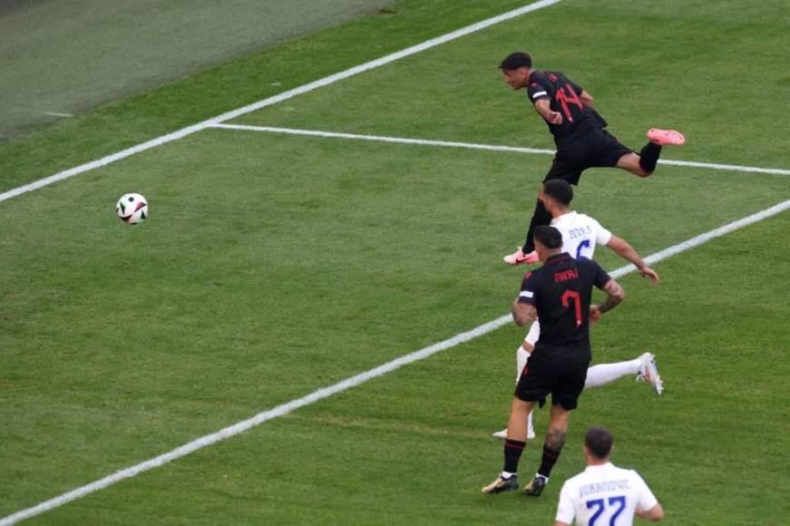 Luka Modric destrozado tras empatar ante Albania y la bella Ivana Knoll presente