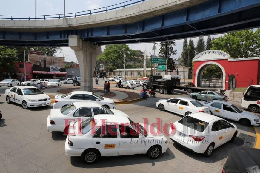 Imágenes del caos vial en la capital originado por el paro de transportistas