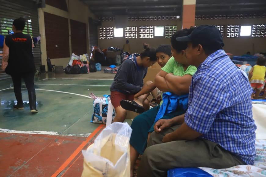 Fotos: Pobladores de la zona norte se protegen en albergues