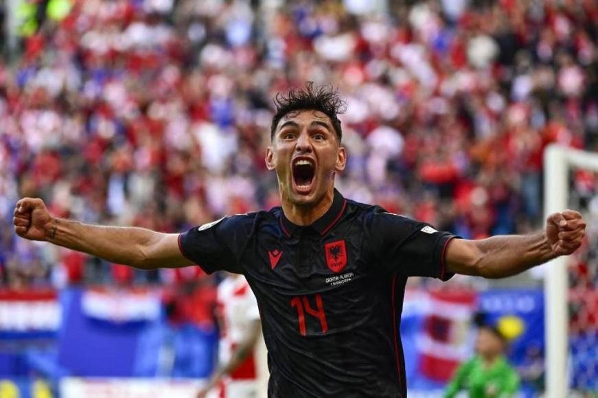 Luka Modric destrozado tras empatar ante Albania y la bella Ivana Knoll presente