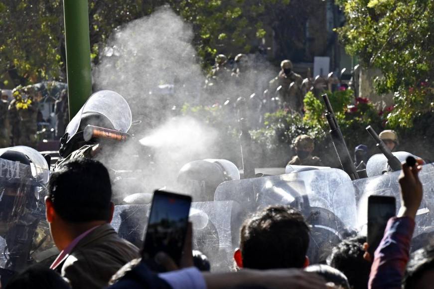 Las imágenes de los militares intentando derribar el palacio presidencial en Bolivia