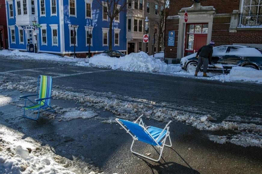Suspensión de vuelos, caos en el transporte y fallas eléctricas: imágenes del ciclón bomba que azota este de EEUU