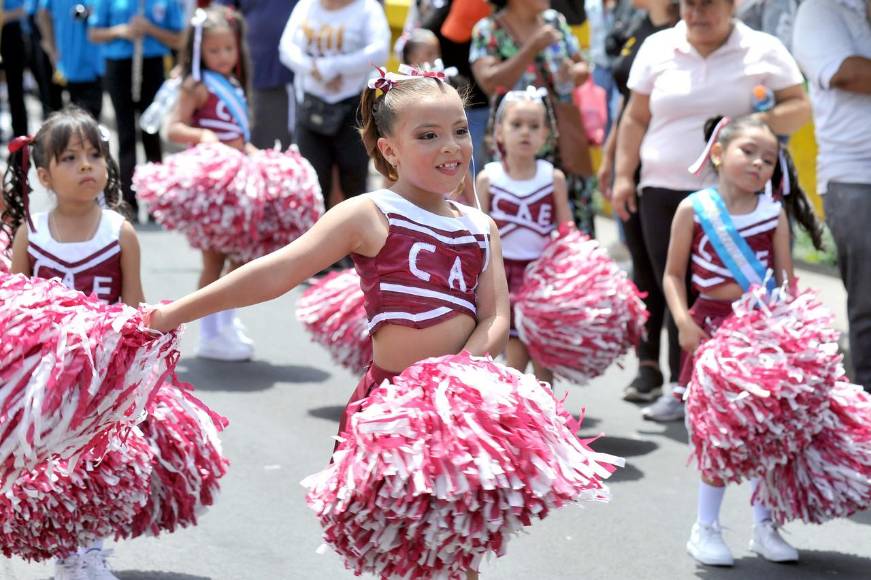 Las mejores 25 fotos de los desfiles de los centros básicos en la capital