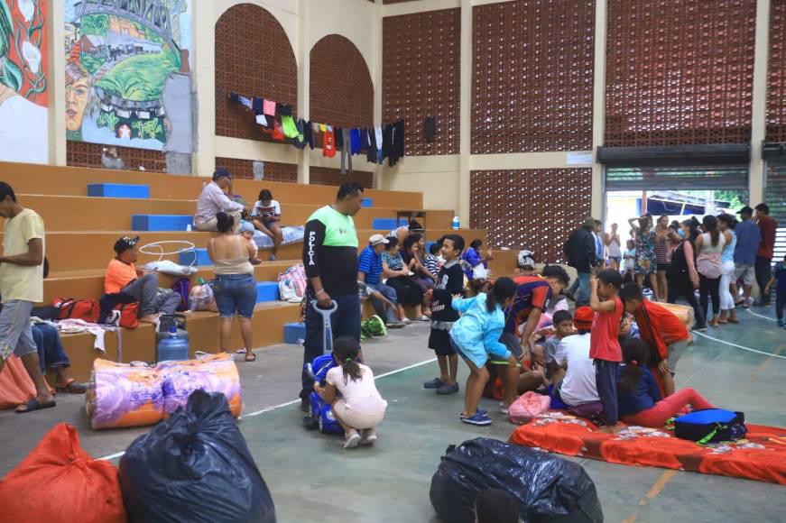 Fotos: Pobladores de la zona norte se protegen en albergues