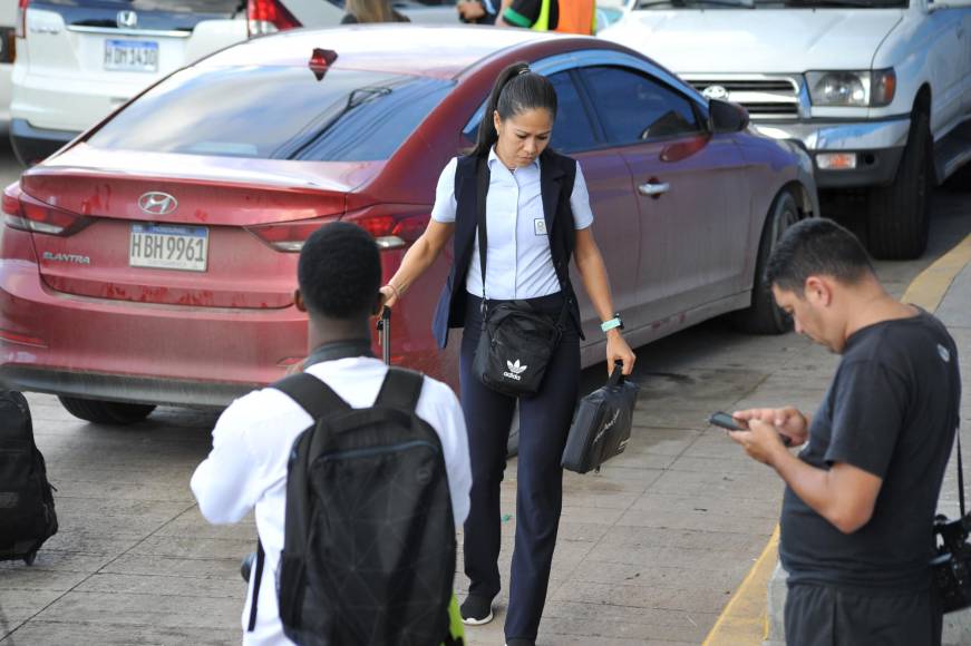 El impactante duelo de bellas mujeres en las graderías del Nacional por el Olimpia vs. Motagua