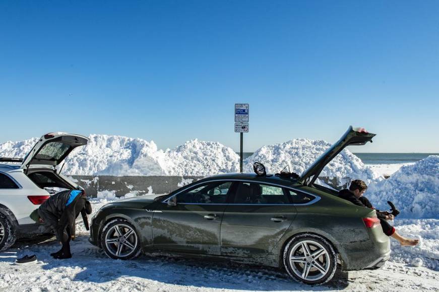 Suspensión de vuelos, caos en el transporte y fallas eléctricas: imágenes del ciclón bomba que azota este de EEUU