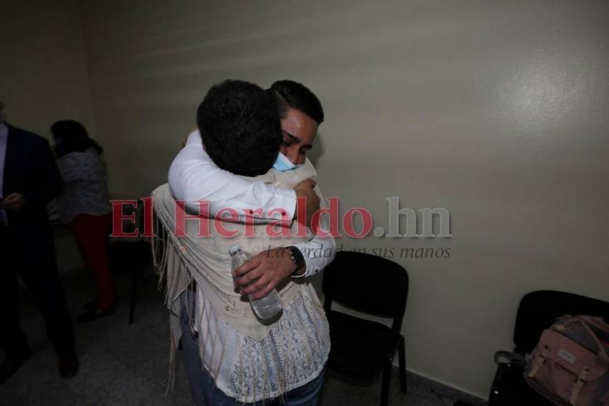 Abrazos y lágrimas de alegría: así reaccionó la familia de Kevin Solórzano tras escuchar fallo absolutorio
