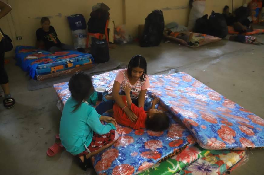 Fotos: Pobladores de la zona norte se protegen en albergues