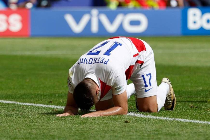 Luka Modric destrozado tras empatar ante Albania y la bella Ivana Knoll presente
