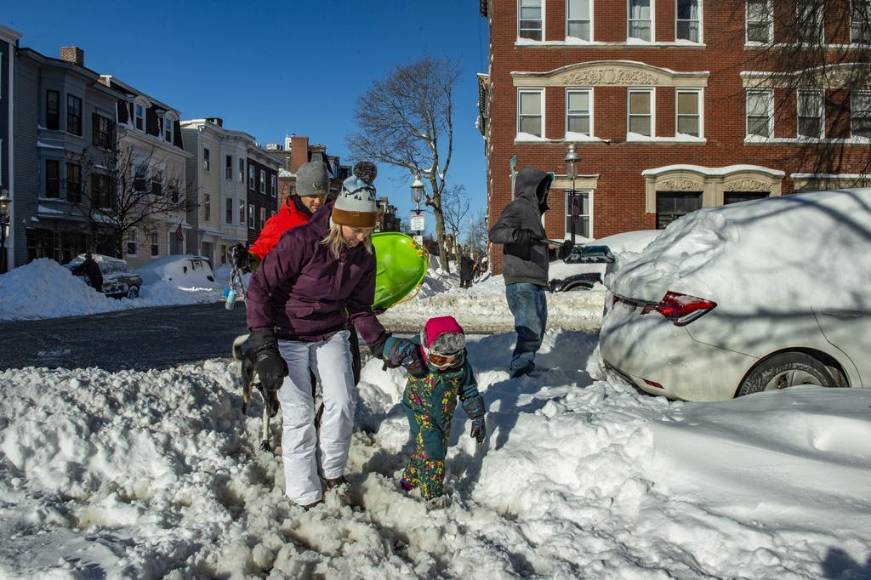 Suspensión de vuelos, caos en el transporte y fallas eléctricas: imágenes del ciclón bomba que azota este de EEUU