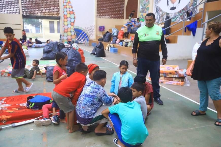 Fotos: Pobladores de la zona norte se protegen en albergues