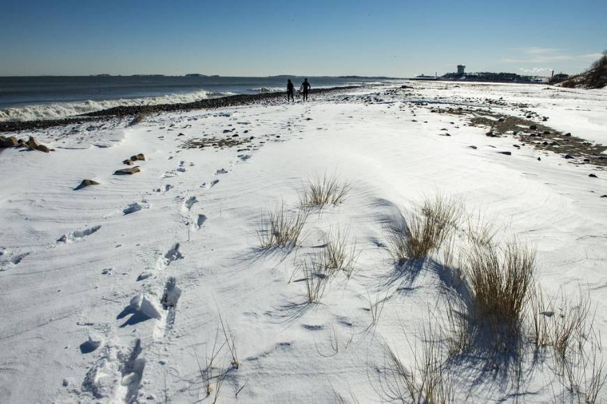 Suspensión de vuelos, caos en el transporte y fallas eléctricas: imágenes del ciclón bomba que azota este de EEUU