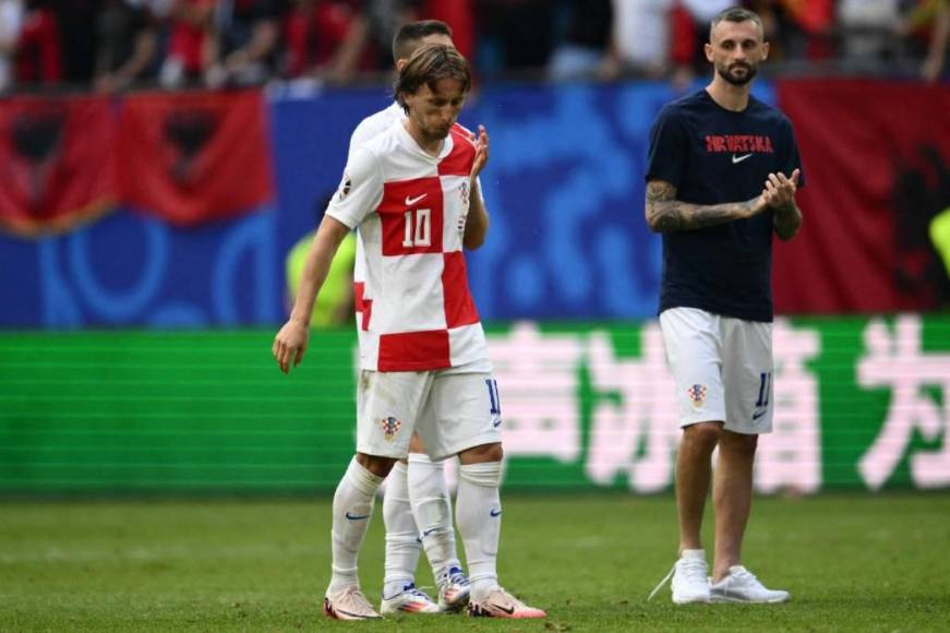 Luka Modric destrozado tras empatar ante Albania y la bella Ivana Knoll presente