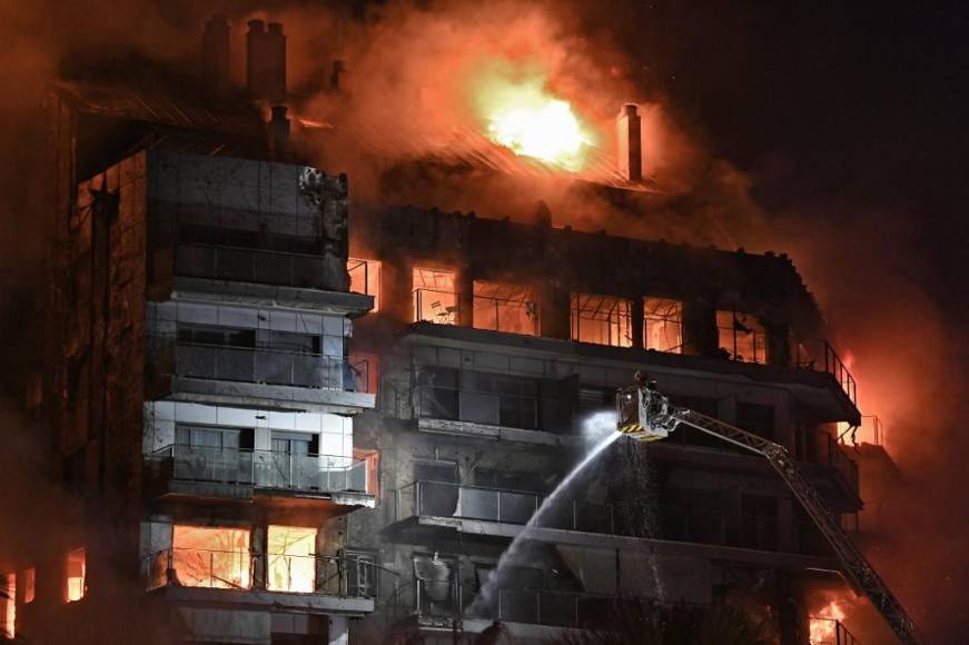 El infierno desatado en edificio de apartamentos en Valencia, España