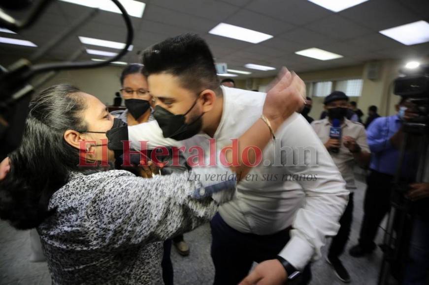 Abrazos y lágrimas de alegría: así reaccionó la familia de Kevin Solórzano tras escuchar fallo absolutorio