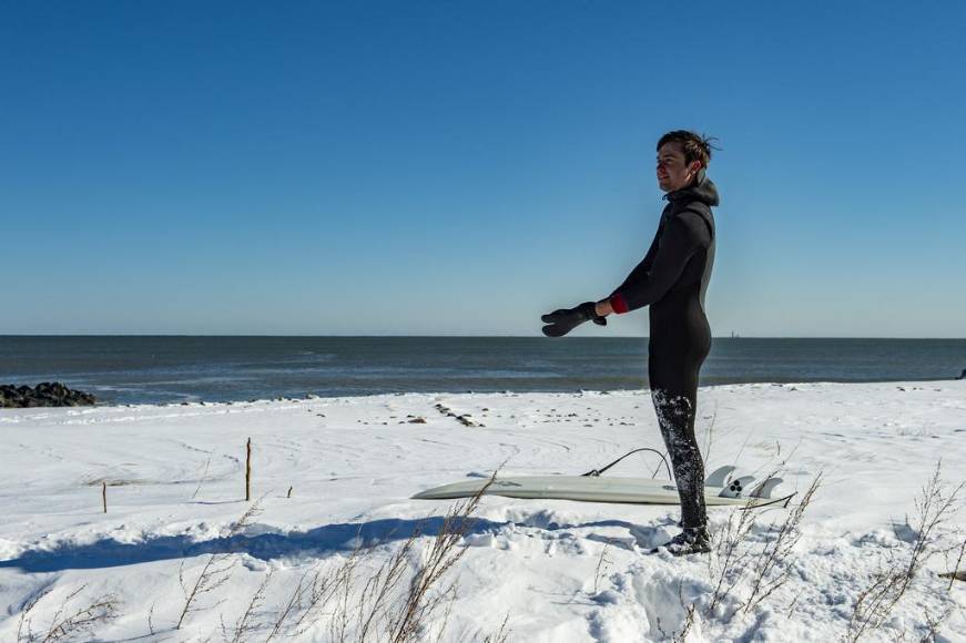 Suspensión de vuelos, caos en el transporte y fallas eléctricas: imágenes del ciclón bomba que azota este de EEUU