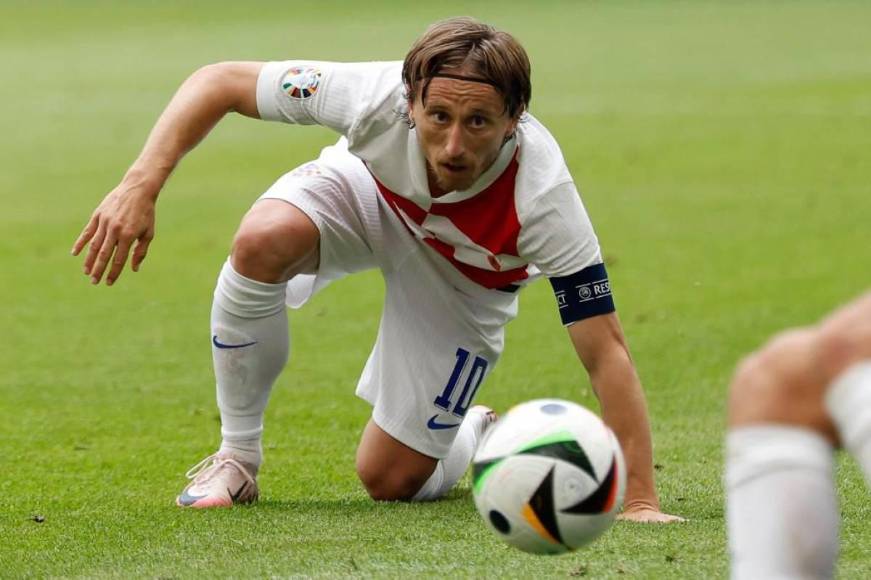 Luka Modric destrozado tras empatar ante Albania y la bella Ivana Knoll presente