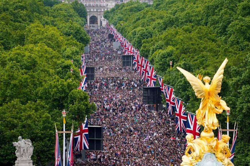 Un icónico carruaje, conciertos de lujo, derroche y multitud: el Jubileo de Platino de Isabel II