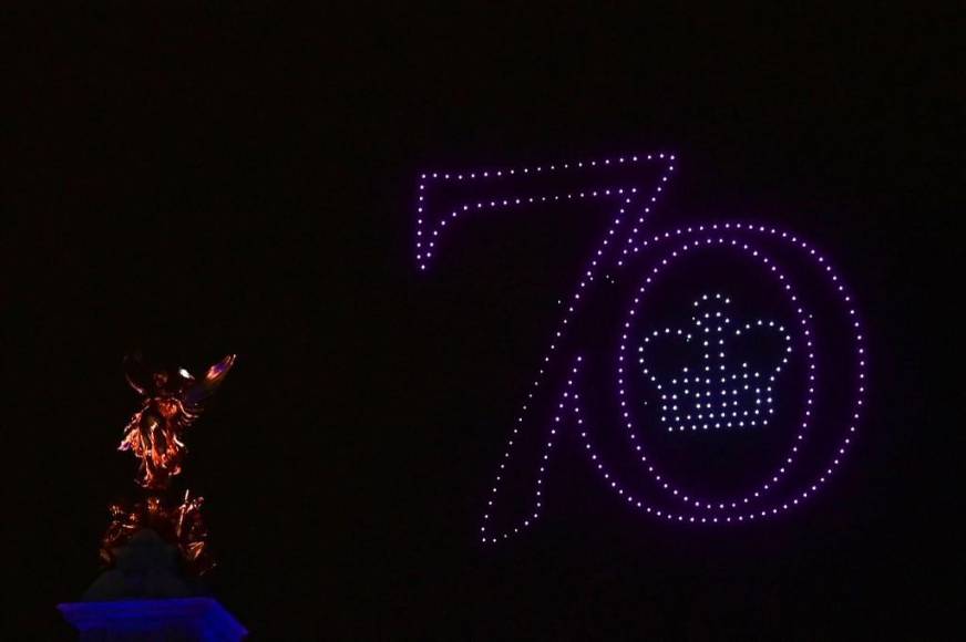 Un icónico carruaje, conciertos de lujo, derroche y multitud: el Jubileo de Platino de Isabel II