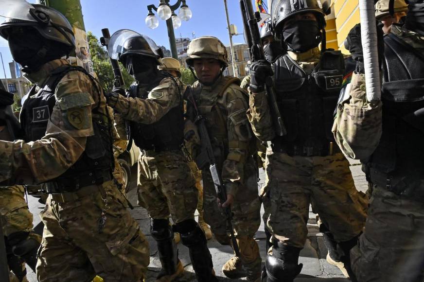 Las imágenes de los militares intentando derribar el palacio presidencial en Bolivia