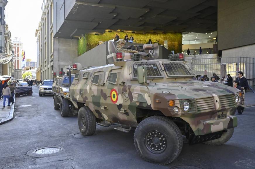 Las imágenes de los militares intentando derribar el palacio presidencial en Bolivia