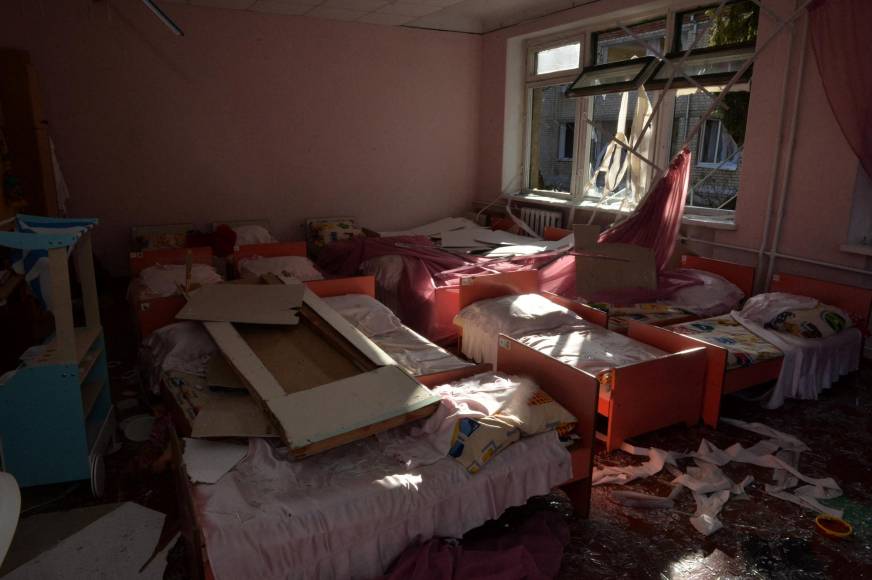 Día 28, Ucrania sigue devastada tras ataques rusos, pero no da marcha atrás