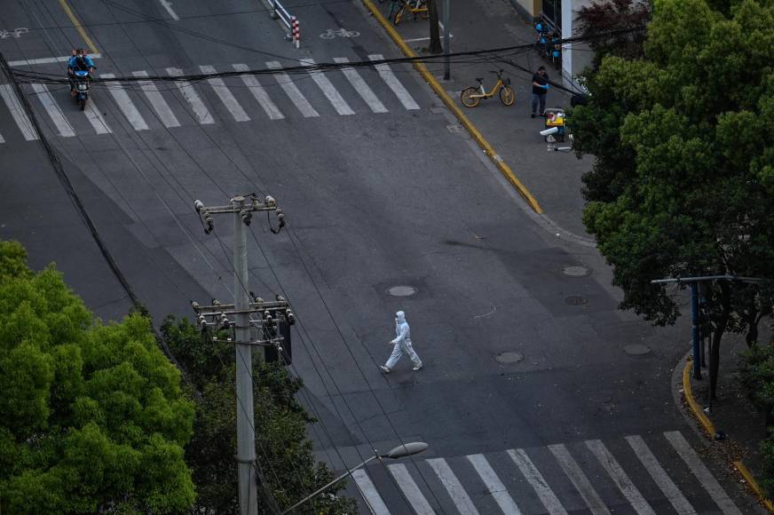 Gritos, desabastecimiento y suicidios por covid: ¿Qué está pasando en Shanghái?