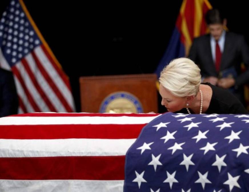 Las desgarradoras imágenes de la esposa e hija de John McCain en su funeral