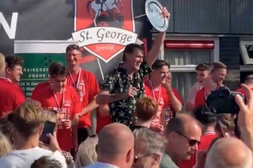 Árbitro expulsó a cuatro, añadió 15 minutos y al final celebró con los campeones