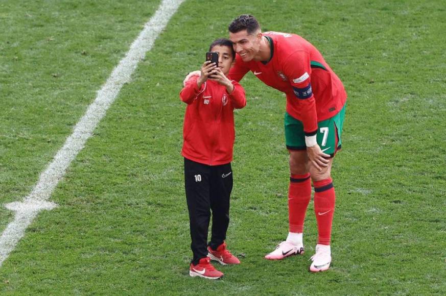 Cristiano Ronaldo saca su furia con un aficionado y así fue vista Georgina Rodríguez