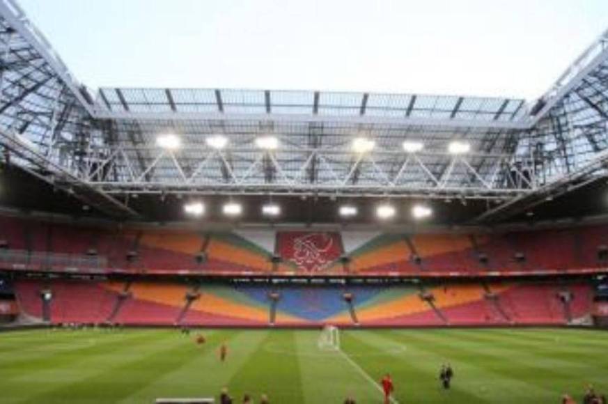 Árbitro expulsó a cuatro, añadió 15 minutos y al final celebró con los campeones