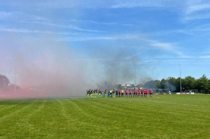 Árbitro expulsó a cuatro, añadió 15 minutos y al final celebró con los campeones