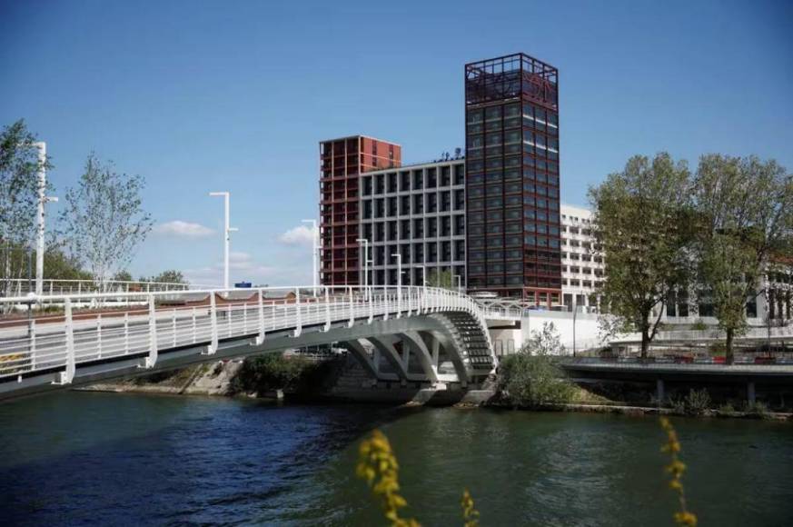 ¡Duras y de cartón! Las camas en que dormirán los atletas en los Juegos Olímpicos 2024