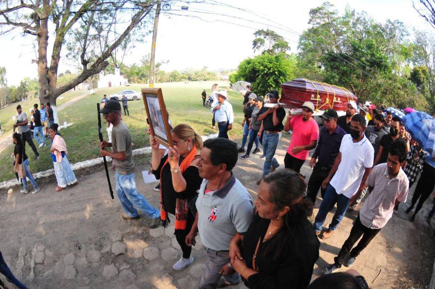 Cargando su foto, así fue la caminata para despedir a Ana Hernández