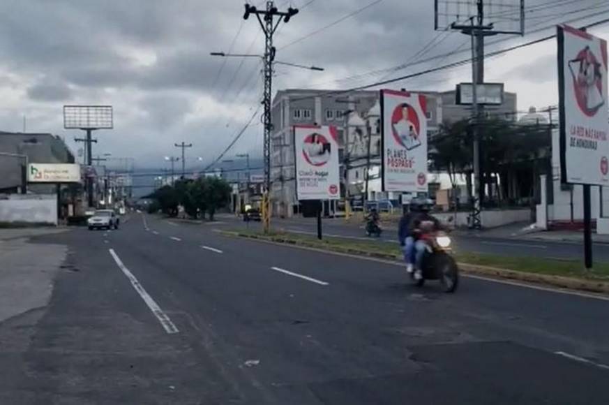 Los destrozos del taxi que “voló” desde puente en barrio Guadalupe y dejó cuatro heridos
